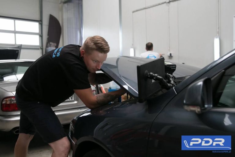 Technika usuwania śladów wgniecenia na karoserii auta
