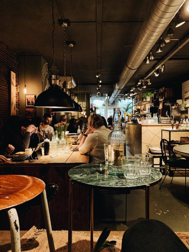 Meble restauracyjne i ich ważne funkcje